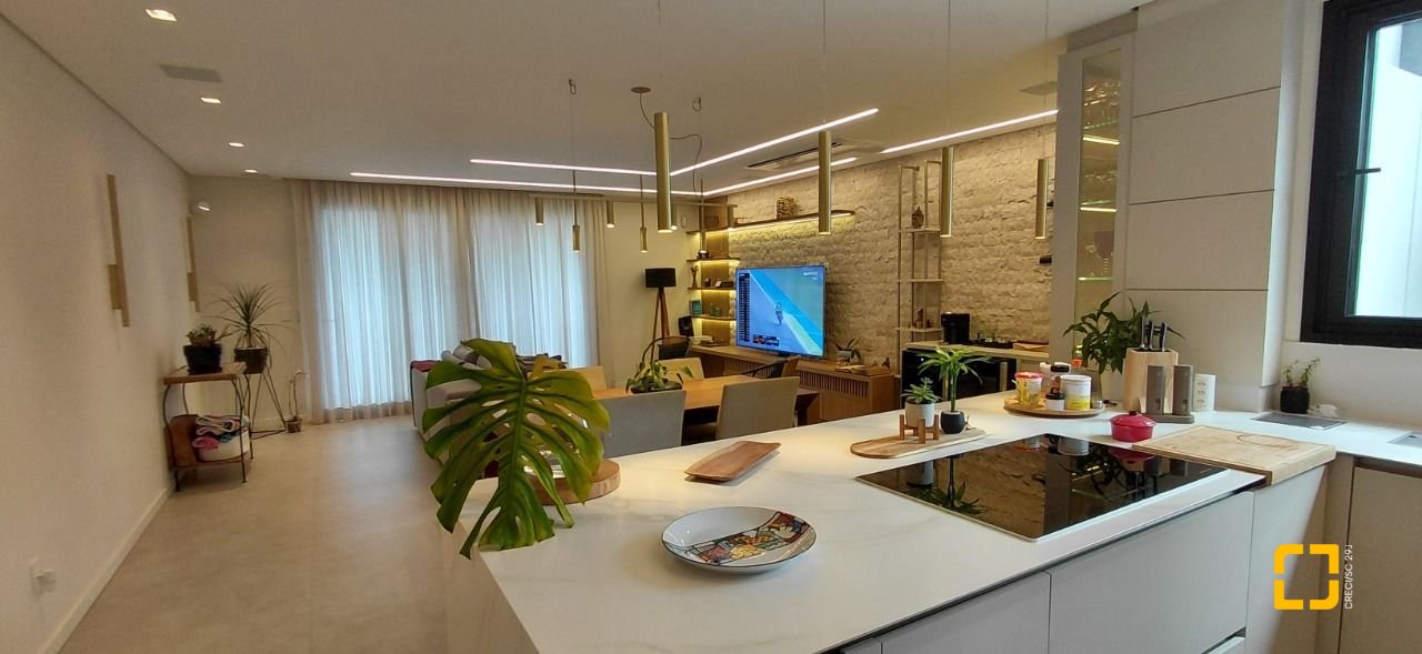 Casa com 236m², 4 quartos (sendo 3 suítes), 4 garagens, no bairro Jardim Anchieta em Florianópolis