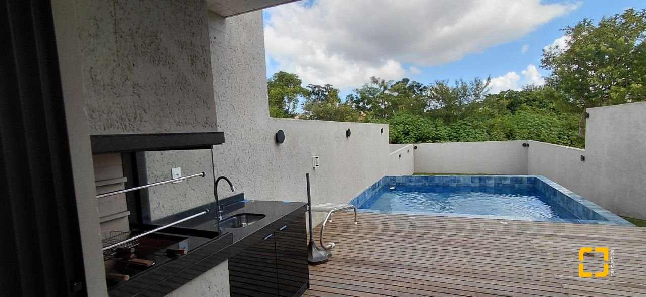 Casa com 236m², 4 quartos (sendo 3 suítes), 4 garagens, no bairro Jardim Anchieta em Florianópolis