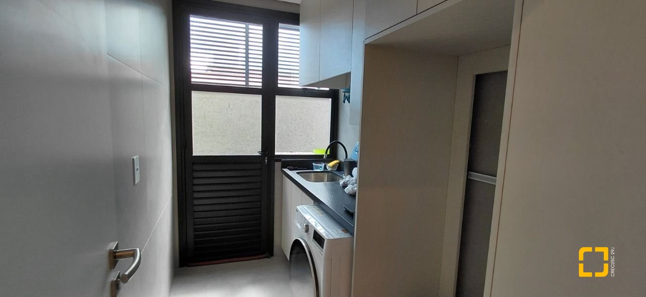 Casa com 236m², 4 quartos (sendo 3 suítes), 4 garagens, no bairro Jardim Anchieta em Florianópolis