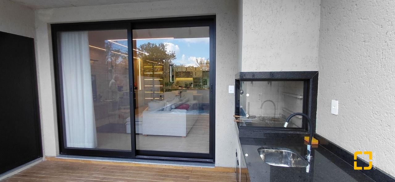 Casa com 236m², 4 quartos (sendo 3 suítes), 4 garagens, no bairro Jardim Anchieta em Florianópolis