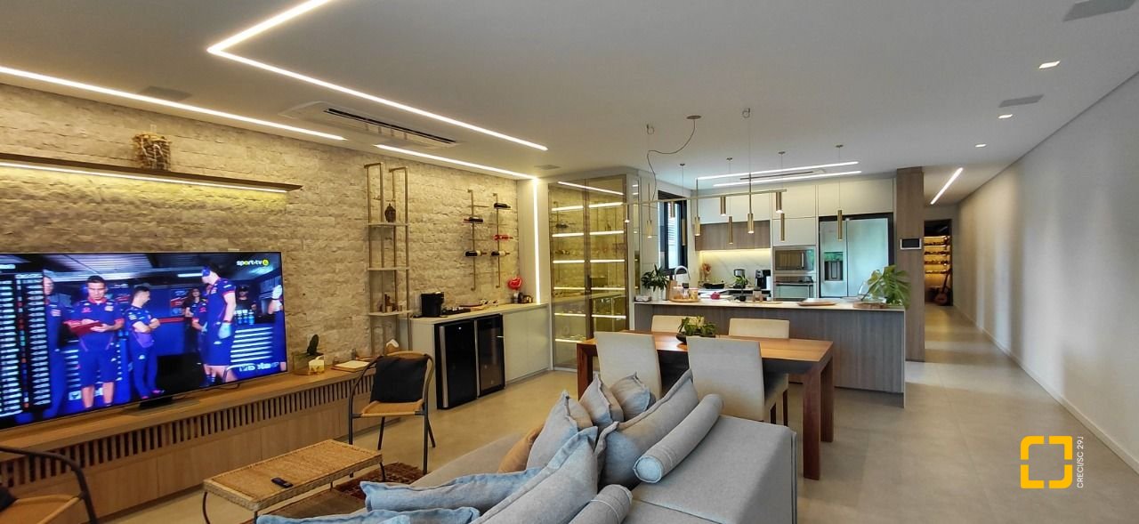 Casa com 236m², 4 quartos (sendo 3 suítes), 4 garagens, no bairro Jardim Anchieta em Florianópolis