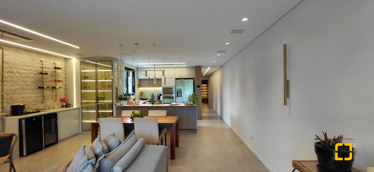 Casa com 236m², 4 quartos (sendo 3 suítes), 4 garagens, no bairro Jardim Anchieta em Florianópolis