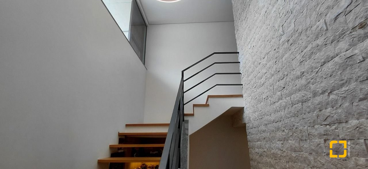 Casa com 236m², 4 quartos (sendo 3 suítes), 4 garagens, no bairro Jardim Anchieta em Florianópolis