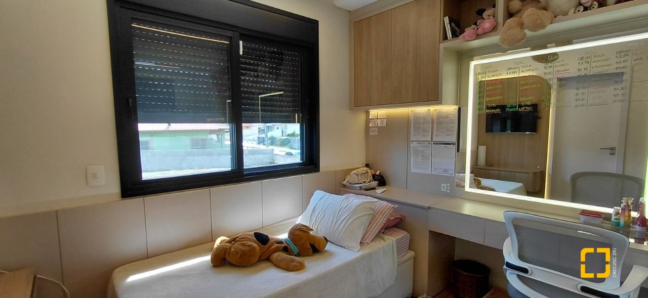Casa com 236m², 4 quartos (sendo 3 suítes), 4 garagens, no bairro Jardim Anchieta em Florianópolis