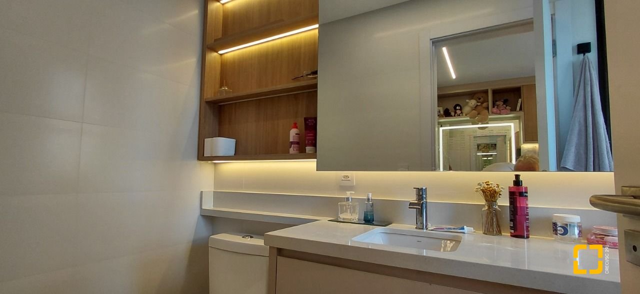 Casa com 236m², 4 quartos (sendo 3 suítes), 4 garagens, no bairro Jardim Anchieta em Florianópolis