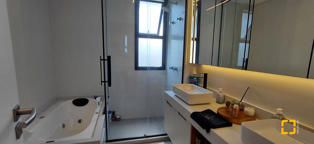 Casa com 236m², 4 quartos (sendo 3 suítes), 4 garagens, no bairro Jardim Anchieta em Florianópolis