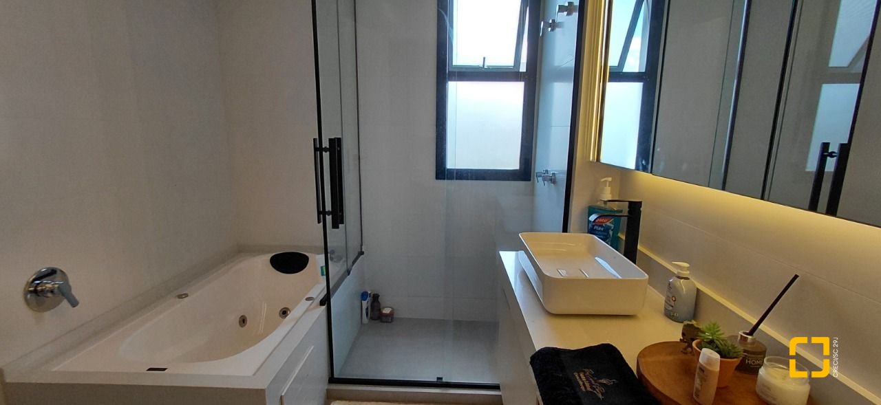 Casa com 236m², 4 quartos (sendo 3 suítes), 4 garagens, no bairro Jardim Anchieta em Florianópolis