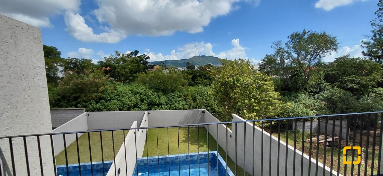 Casa com 236m², 4 quartos (sendo 3 suítes), 4 garagens, no bairro Jardim Anchieta em Florianópolis