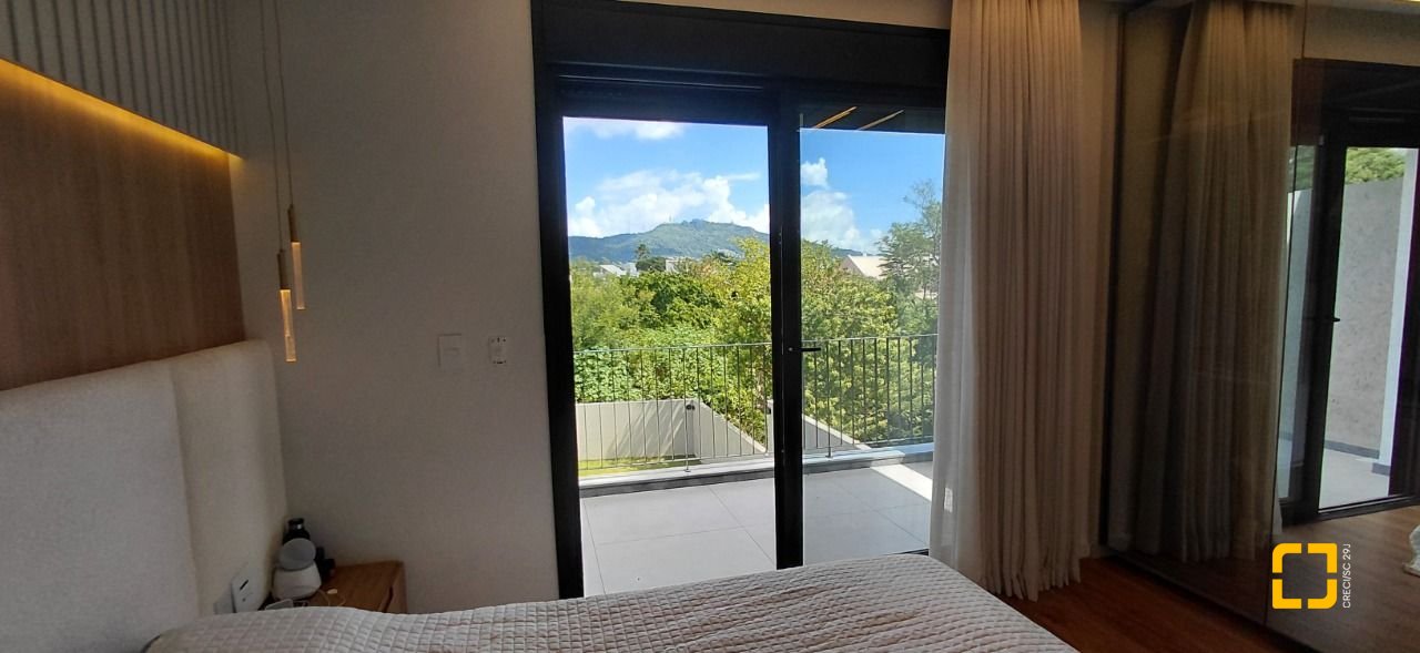 Casa com 236m², 4 quartos (sendo 3 suítes), 4 garagens, no bairro Jardim Anchieta em Florianópolis
