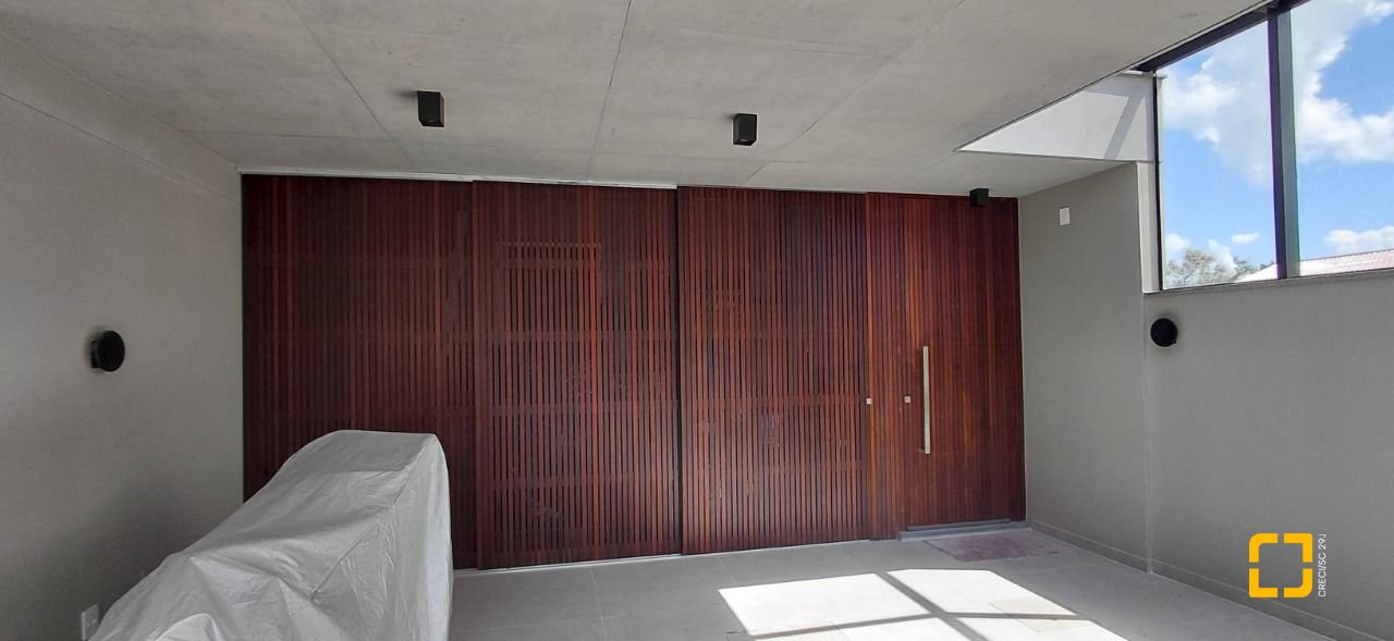 Casa com 236m², 4 quartos (sendo 3 suítes), 4 garagens, no bairro Jardim Anchieta em Florianópolis