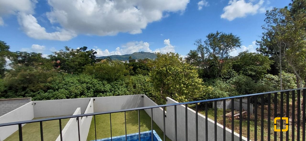 Casa com 236m², 4 quartos (sendo 3 suítes), 4 garagens, no bairro Jardim Anchieta em Florianópolis