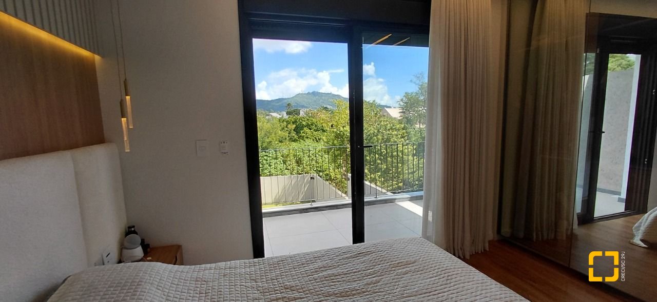 Casa com 236m², 4 quartos (sendo 3 suítes), 4 garagens, no bairro Jardim Anchieta em Florianópolis