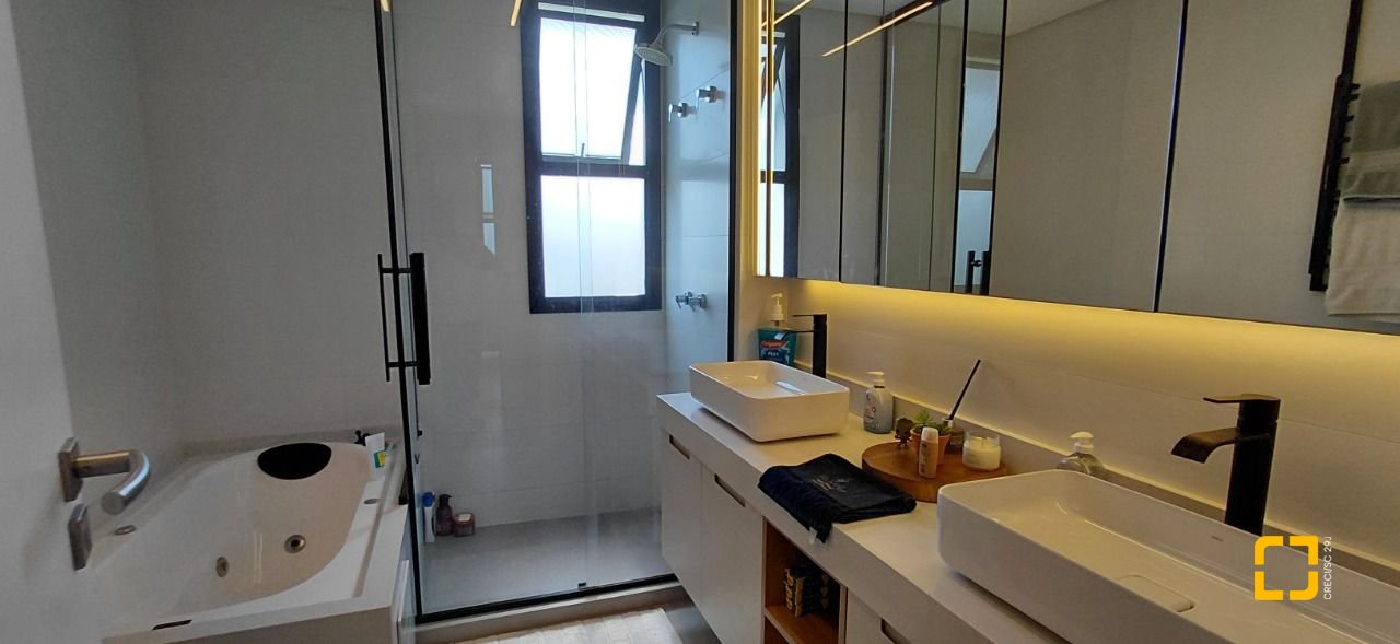 Casa com 236m², 4 quartos (sendo 3 suítes), 4 garagens, no bairro Jardim Anchieta em Florianópolis