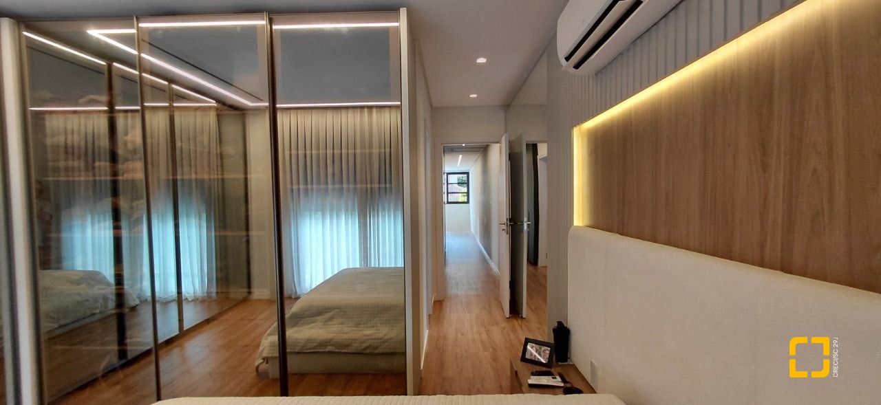 Casa com 236m², 4 quartos (sendo 3 suítes), 4 garagens, no bairro Jardim Anchieta em Florianópolis