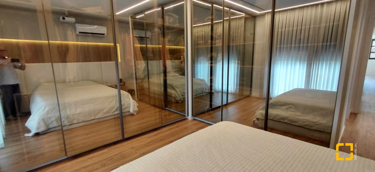 Casa com 236m², 4 quartos (sendo 3 suítes), 4 garagens, no bairro Jardim Anchieta em Florianópolis