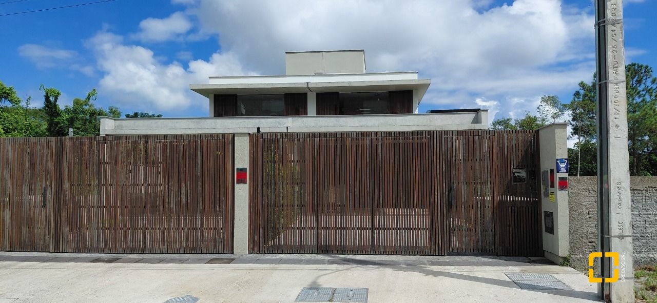 Casa com 236m², 4 quartos (sendo 3 suítes), 4 garagens, no bairro Jardim Anchieta em Florianópolis