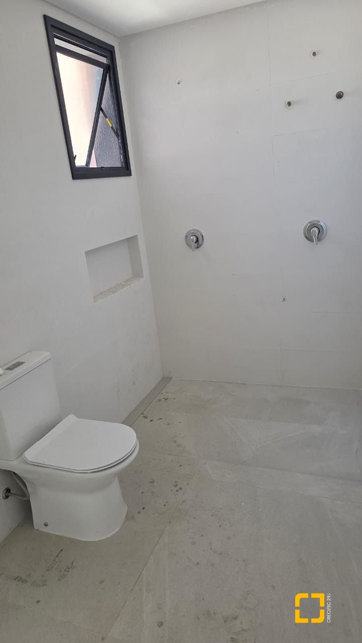 Apartamento com 152m², 6 quartos (sendo 3 suítes), 3 garagens, no bairro Centro em Florianópolis