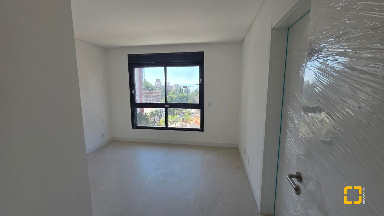Apartamento com 152m², 6 quartos (sendo 3 suítes), 3 garagens, no bairro Centro em Florianópolis
