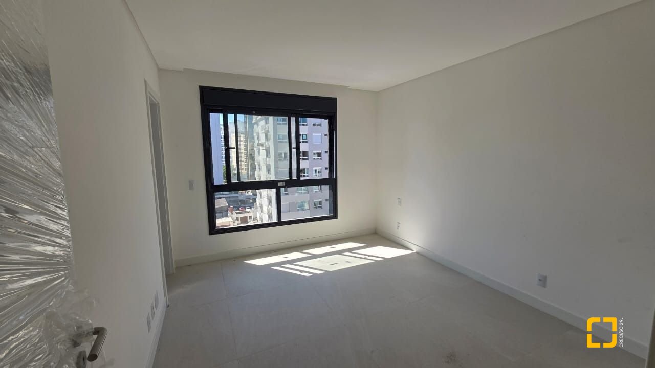 Apartamento com 152m², 6 quartos (sendo 3 suítes), 3 garagens, no bairro Centro em Florianópolis