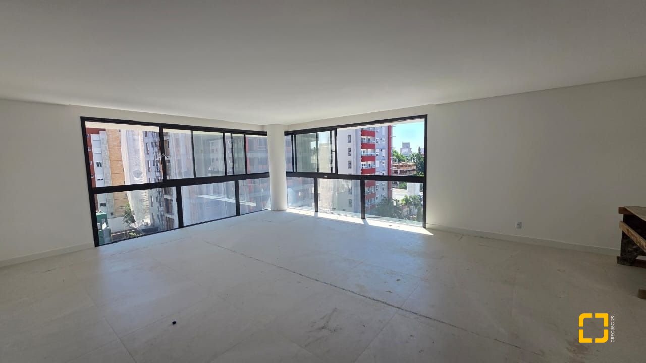 Apartamento com 152m², 6 quartos (sendo 3 suítes), 3 garagens, no bairro Centro em Florianópolis