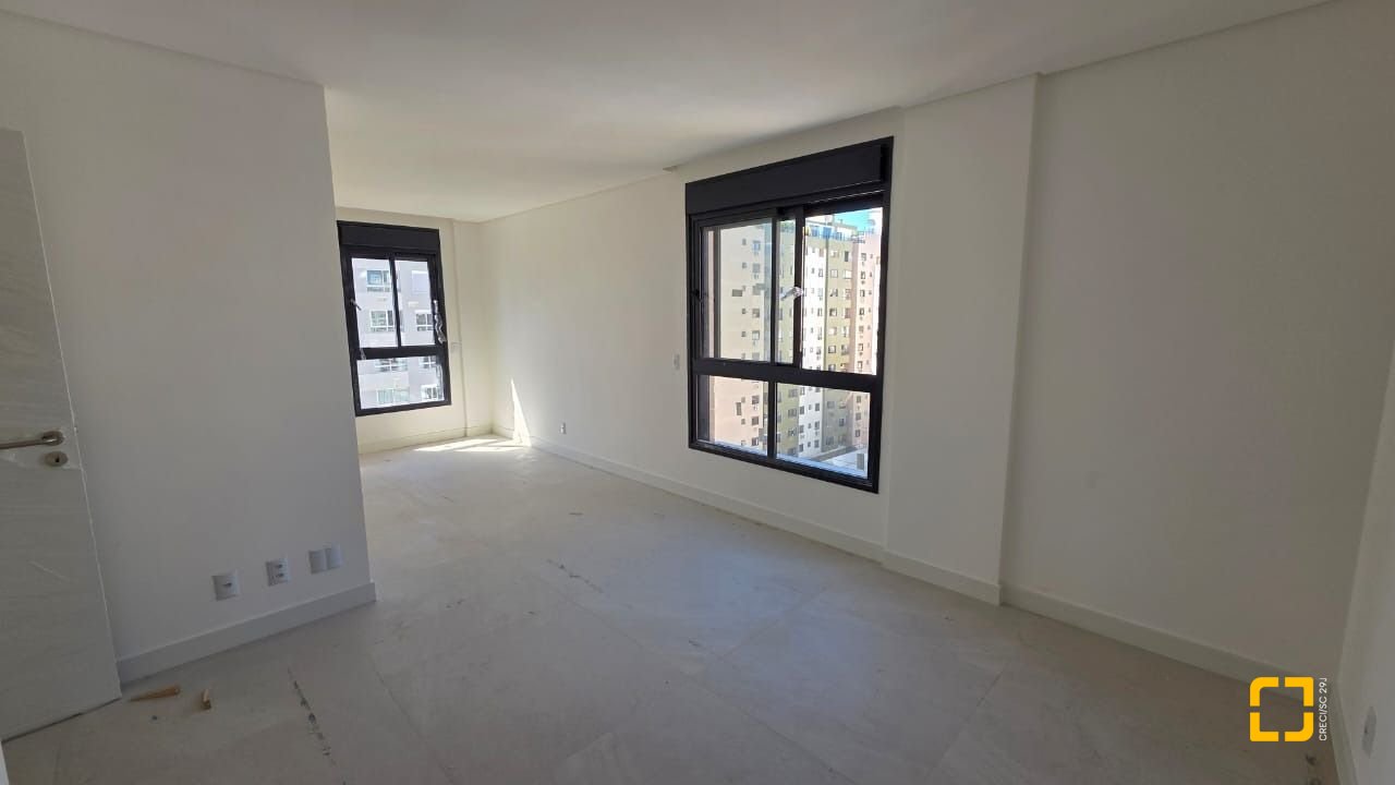 Apartamento com 152m², 6 quartos (sendo 3 suítes), 3 garagens, no bairro Centro em Florianópolis