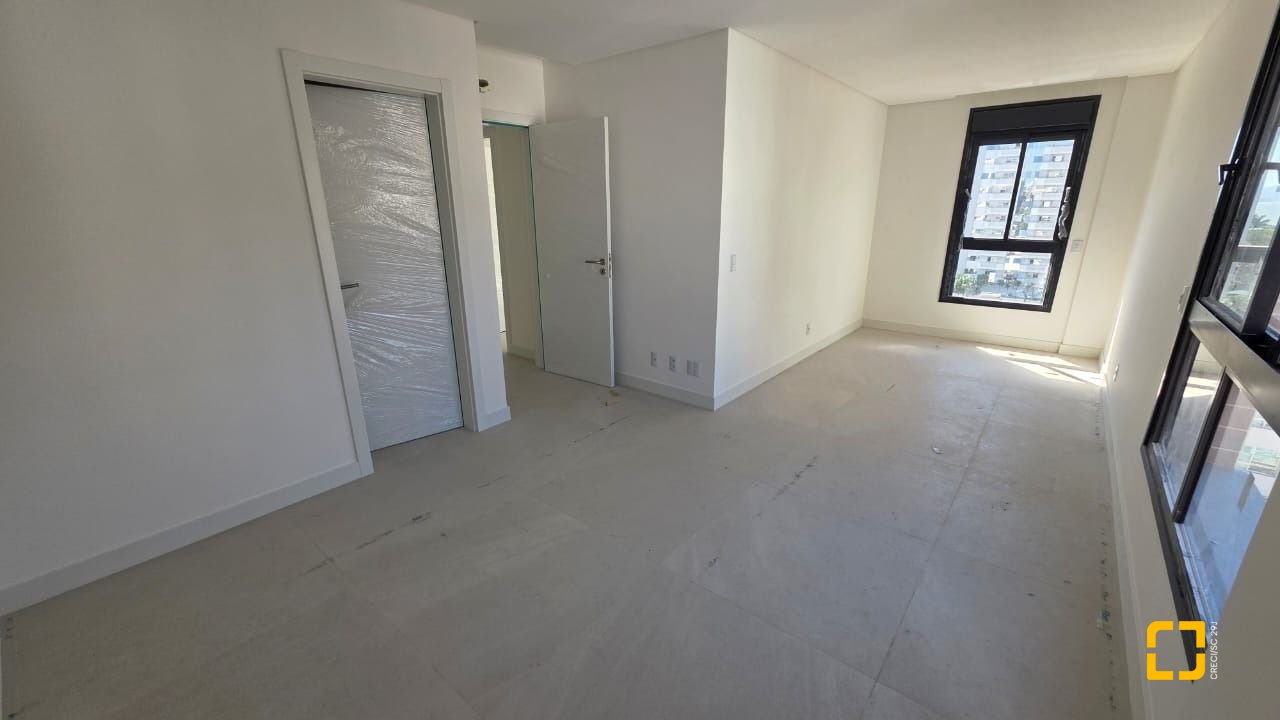 Apartamento com 152m², 6 quartos (sendo 3 suítes), 3 garagens, no bairro Centro em Florianópolis