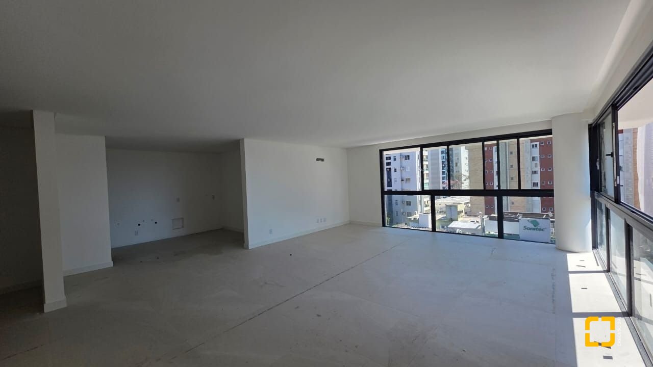 Apartamento com 152m², 6 quartos (sendo 3 suítes), 3 garagens, no bairro Centro em Florianópolis