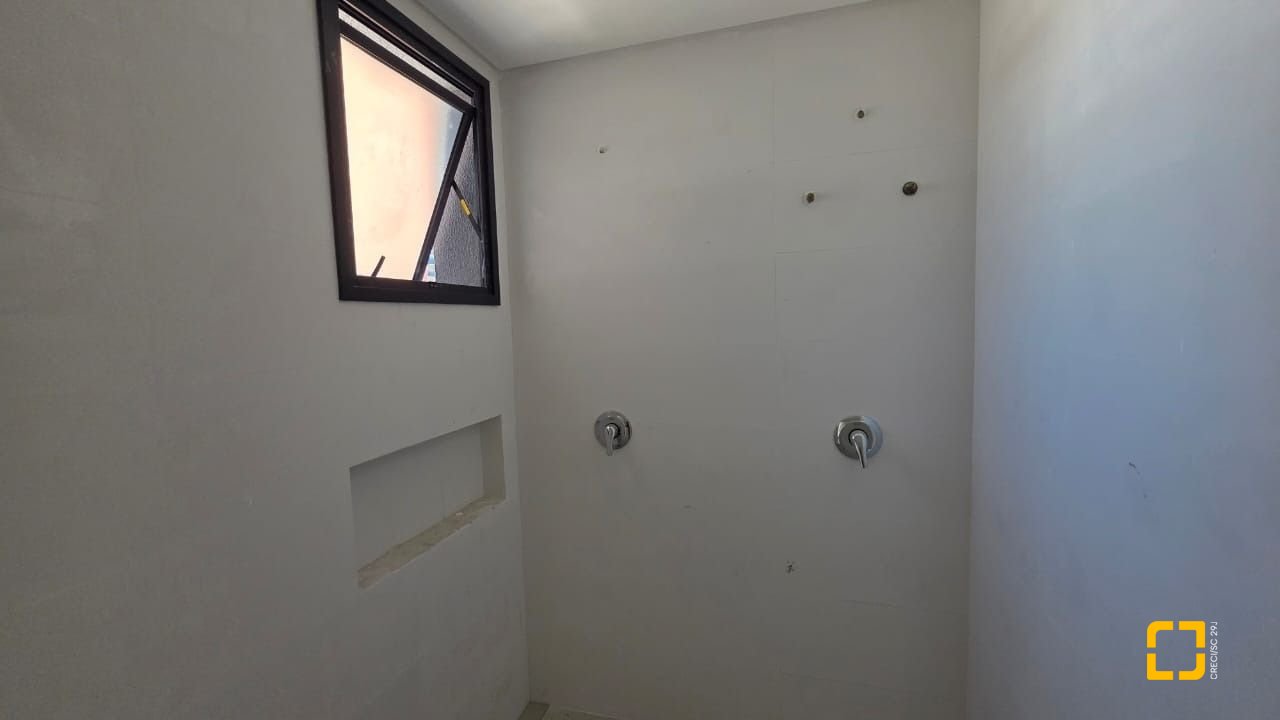 Apartamento com 152m², 6 quartos (sendo 3 suítes), 3 garagens, no bairro Centro em Florianópolis