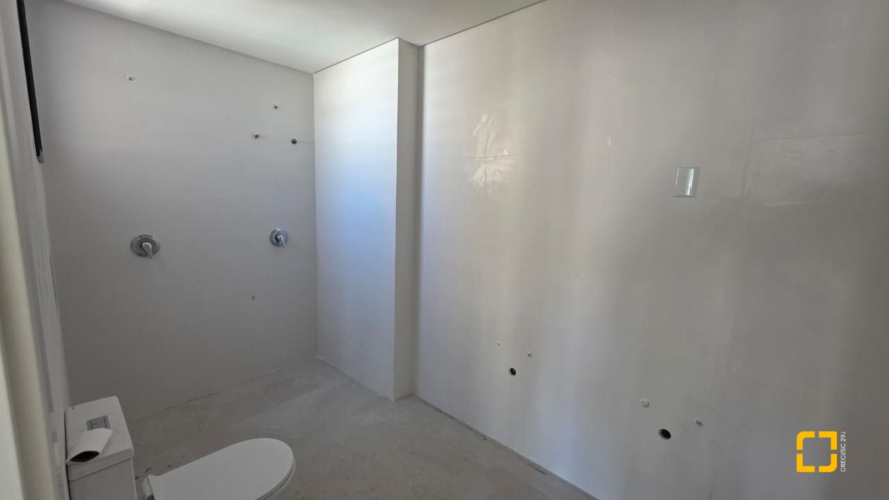 Apartamento com 152m², 6 quartos (sendo 3 suítes), 3 garagens, no bairro Centro em Florianópolis