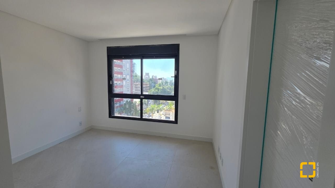 Apartamento com 152m², 6 quartos (sendo 3 suítes), 3 garagens, no bairro Centro em Florianópolis