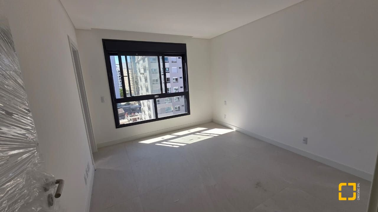 Apartamento com 152m², 6 quartos (sendo 3 suítes), 3 garagens, no bairro Centro em Florianópolis