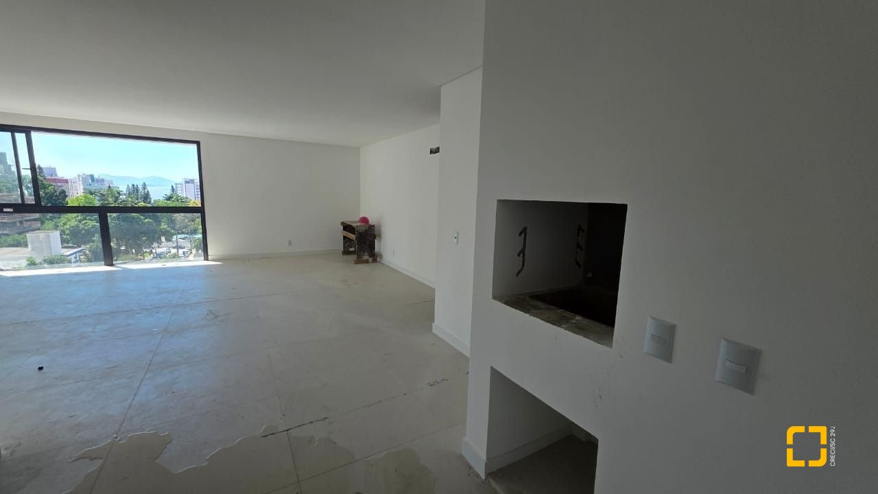 Apartamento com 152m², 6 quartos (sendo 3 suítes), 3 garagens, no bairro Centro em Florianópolis