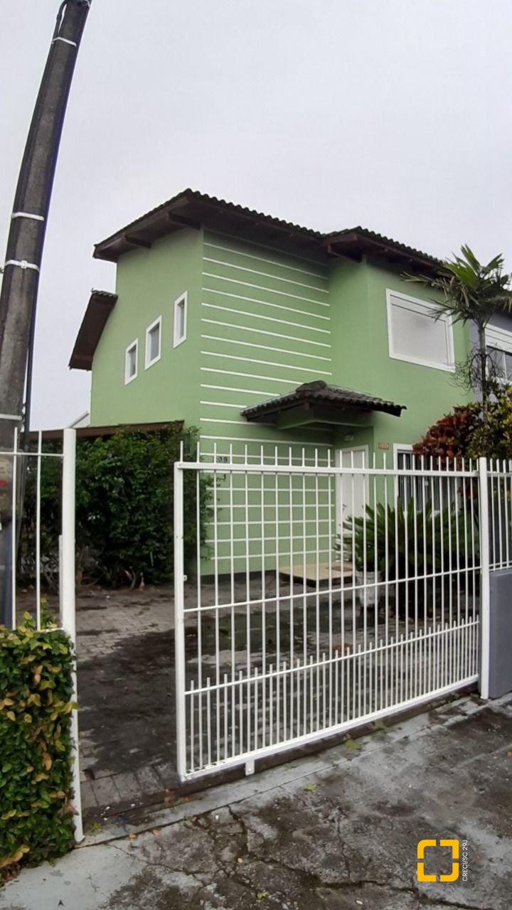 Casa com 119m², 4 quartos (sendo 1 suíte), 2 garagens, no bairro Campeche em Florianópolis