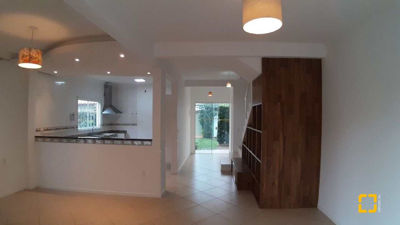 Casa com 119m², 4 quartos (sendo 1 suíte), 2 garagens, no bairro Campeche em Florianópolis
