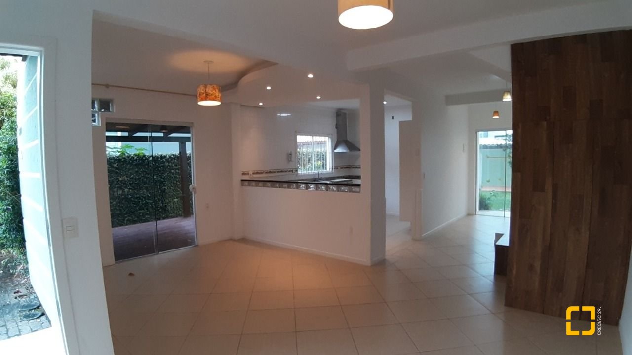 Casa com 119m², 4 quartos (sendo 1 suíte), 2 garagens, no bairro Campeche em Florianópolis