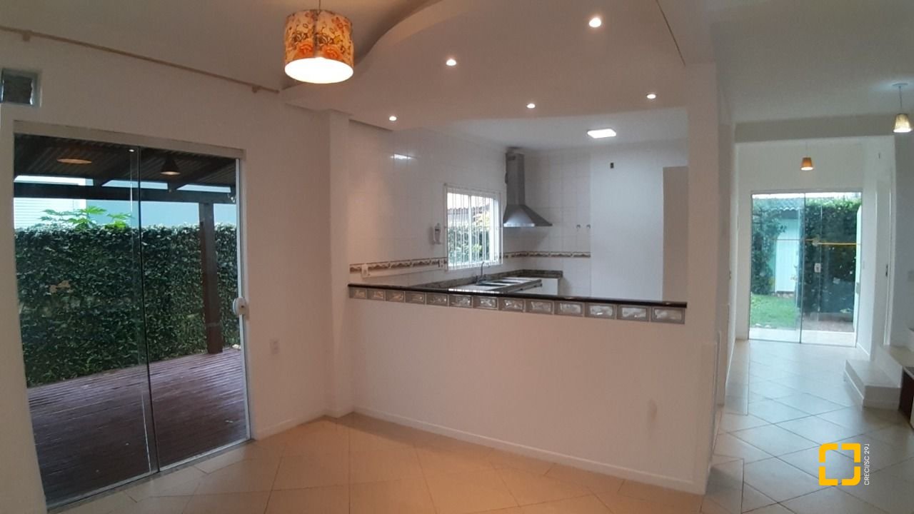 Casa com 119m², 4 quartos (sendo 1 suíte), 2 garagens, no bairro Campeche em Florianópolis