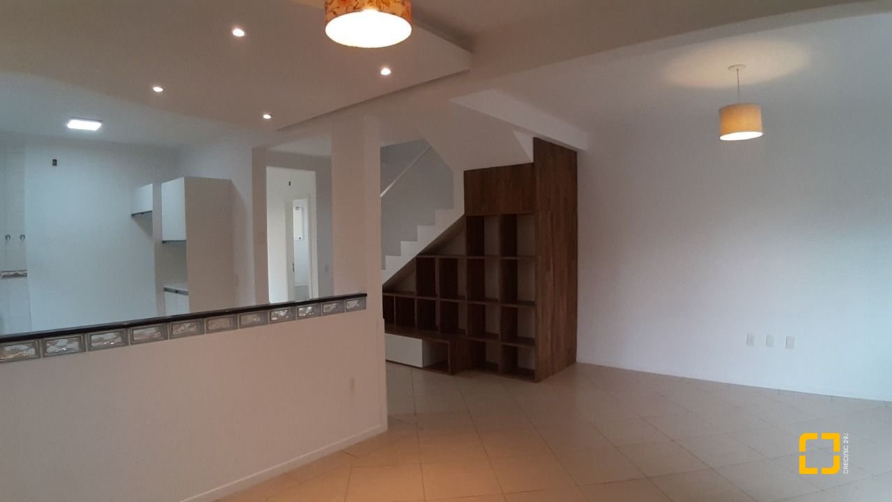 Casa com 119m², 4 quartos (sendo 1 suíte), 2 garagens, no bairro Campeche em Florianópolis