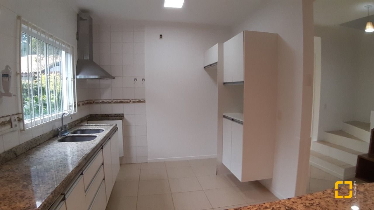 Casa com 119m², 4 quartos (sendo 1 suíte), 2 garagens, no bairro Campeche em Florianópolis