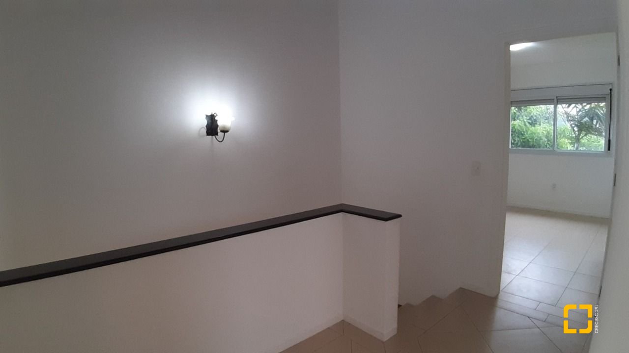 Casa com 119m², 4 quartos (sendo 1 suíte), 2 garagens, no bairro Campeche em Florianópolis