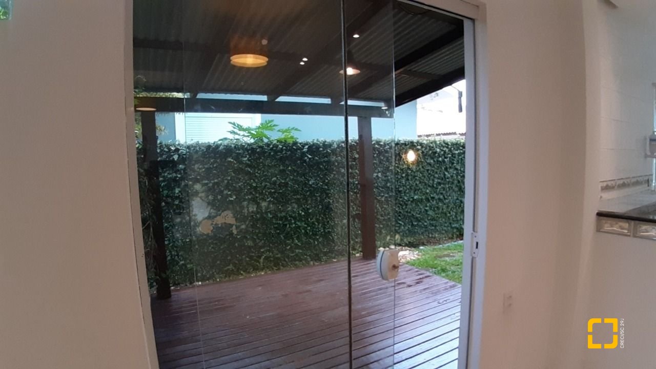 Casa com 119m², 4 quartos (sendo 1 suíte), 2 garagens, no bairro Campeche em Florianópolis