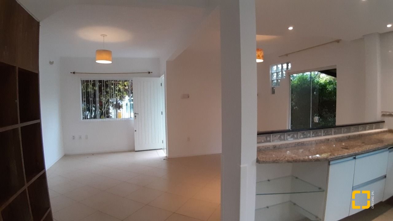 Casa com 119m², 4 quartos (sendo 1 suíte), 2 garagens, no bairro Campeche em Florianópolis