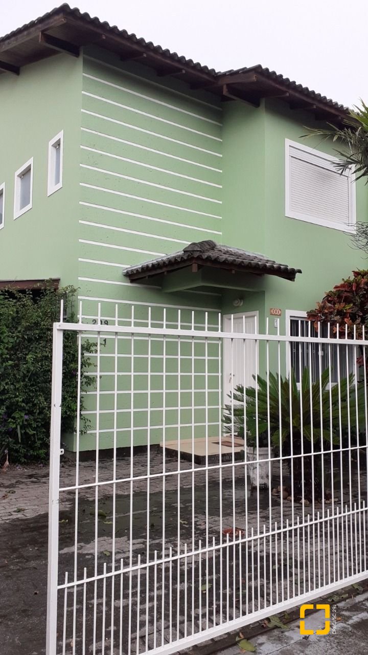 Casa com 119m², 4 quartos (sendo 1 suíte), 2 garagens, no bairro Campeche em Florianópolis