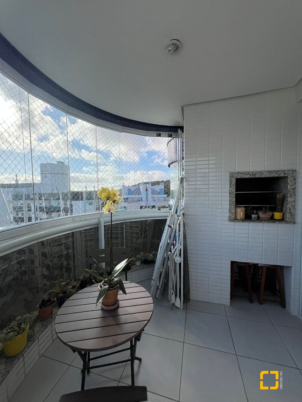 Apartamento com 87m², 4 quartos (sendo 1 suíte), 1 garagem, no bairro Itacorubi em Florianópolis