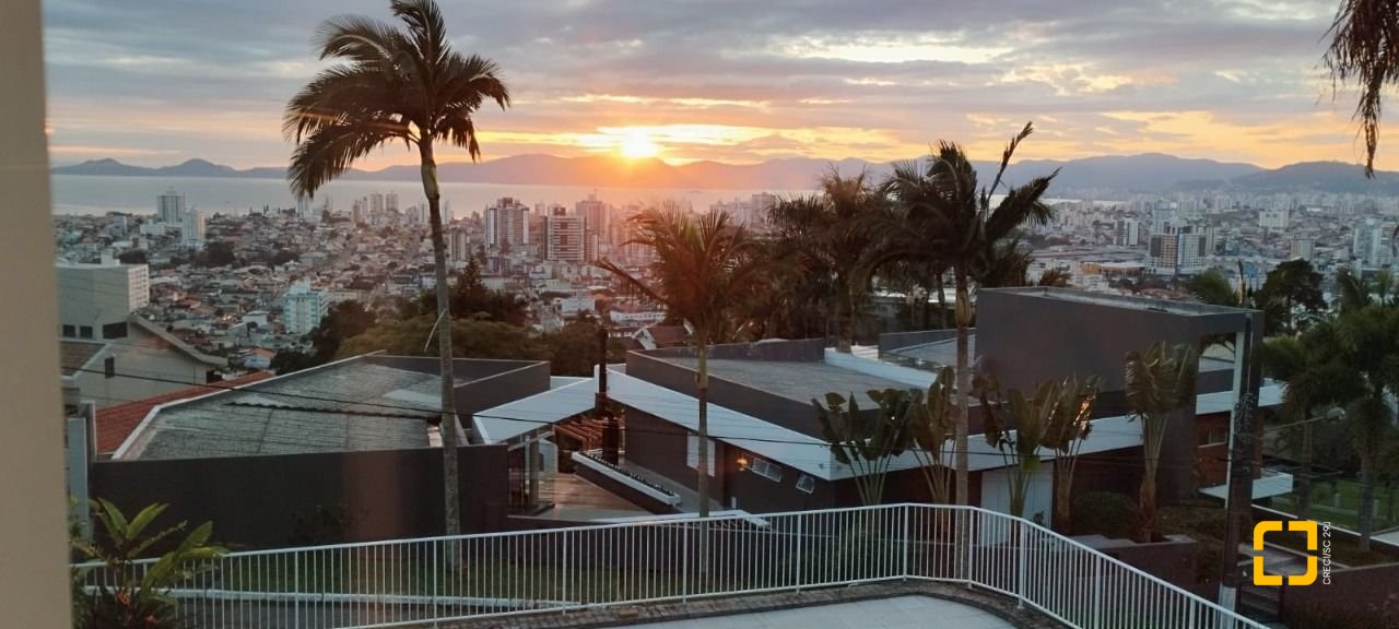 Casa de Condomínio com 301m², 4 quartos (sendo 2 suítes), 2 garagens, no bairro Bosque das Mansões em São José