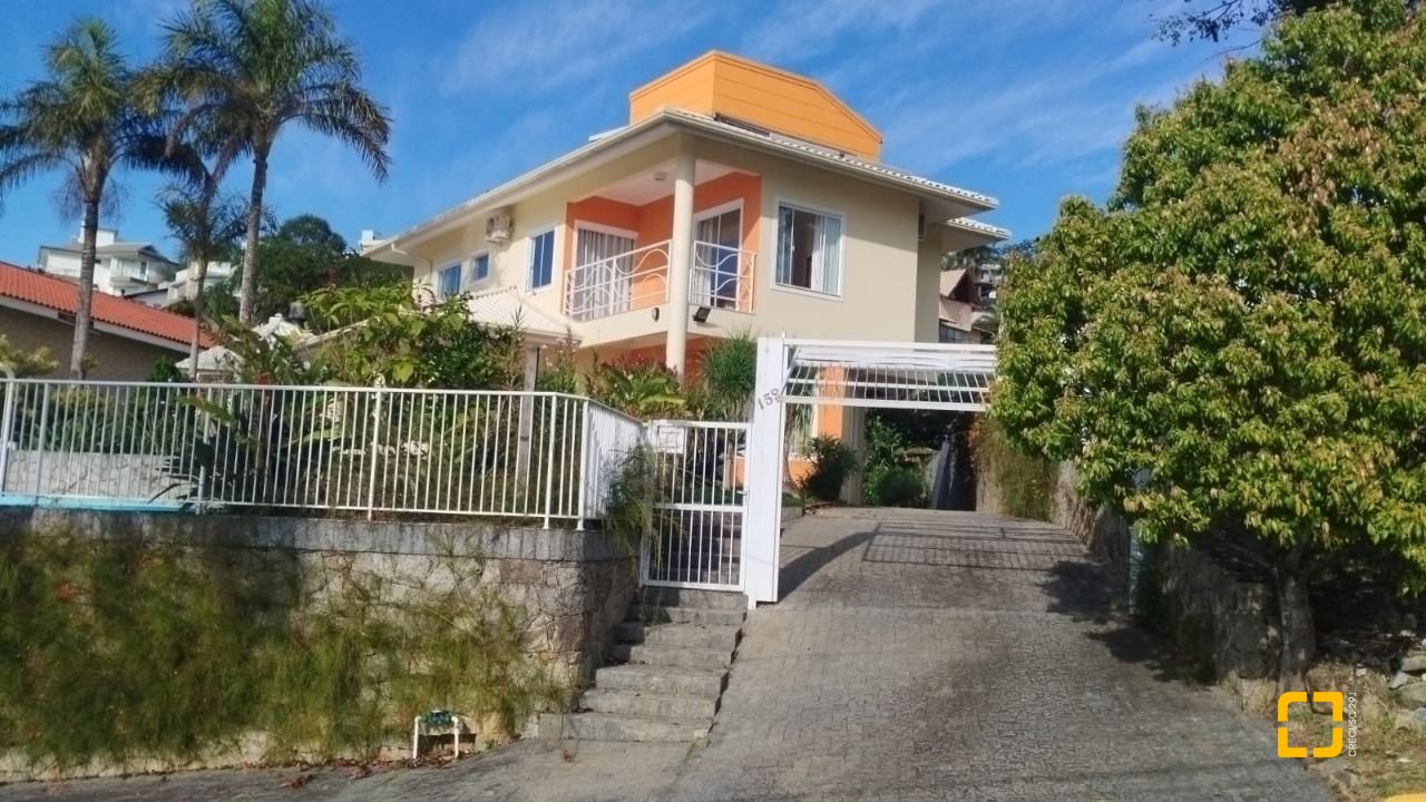 Casa de Condomínio com 301m², 4 quartos (sendo 2 suítes), 2 garagens, no bairro Bosque das Mansões em São José