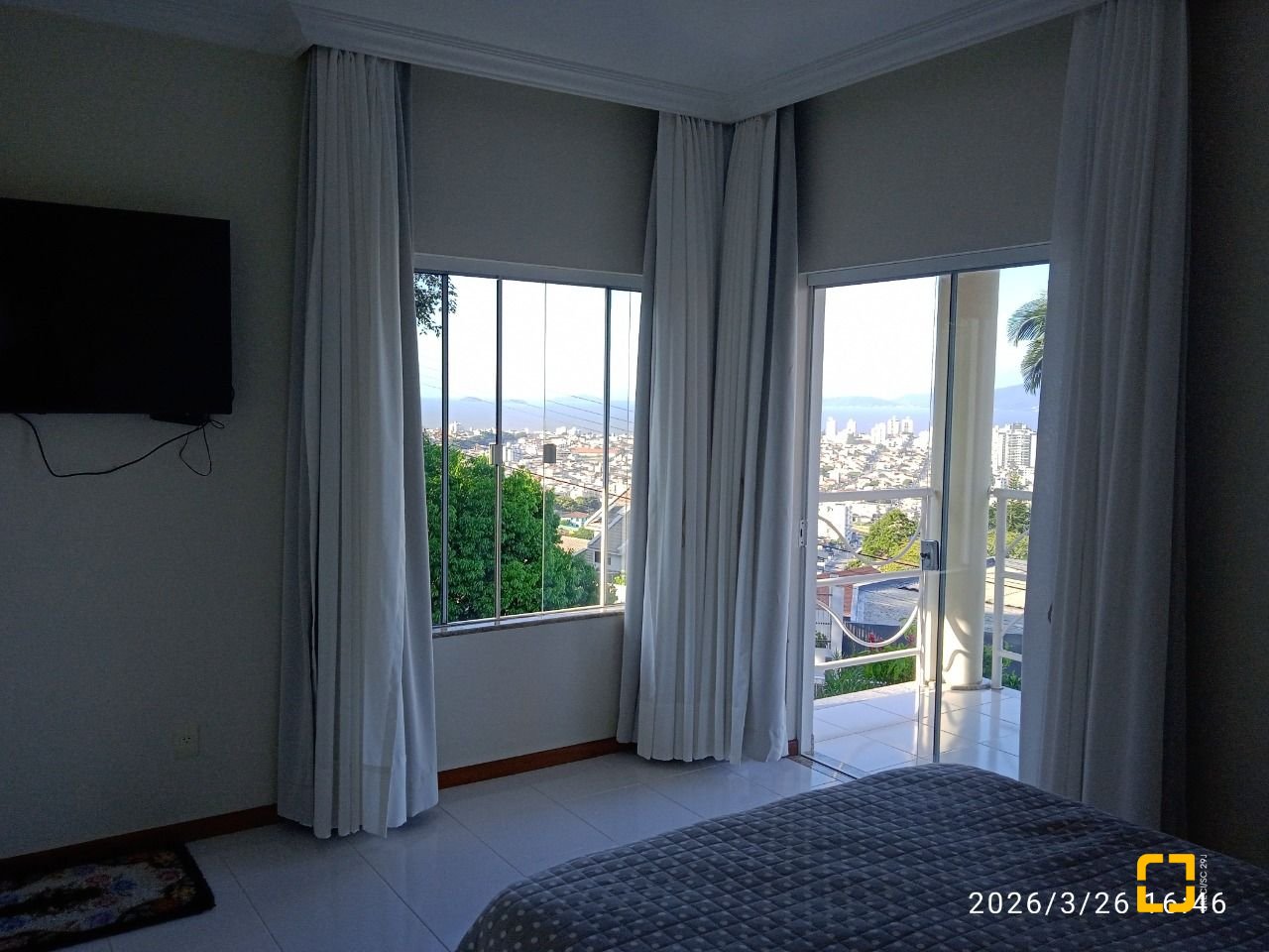 Casa de Condomínio com 301m², 4 quartos (sendo 2 suítes), 2 garagens, no bairro Bosque das Mansões em São José