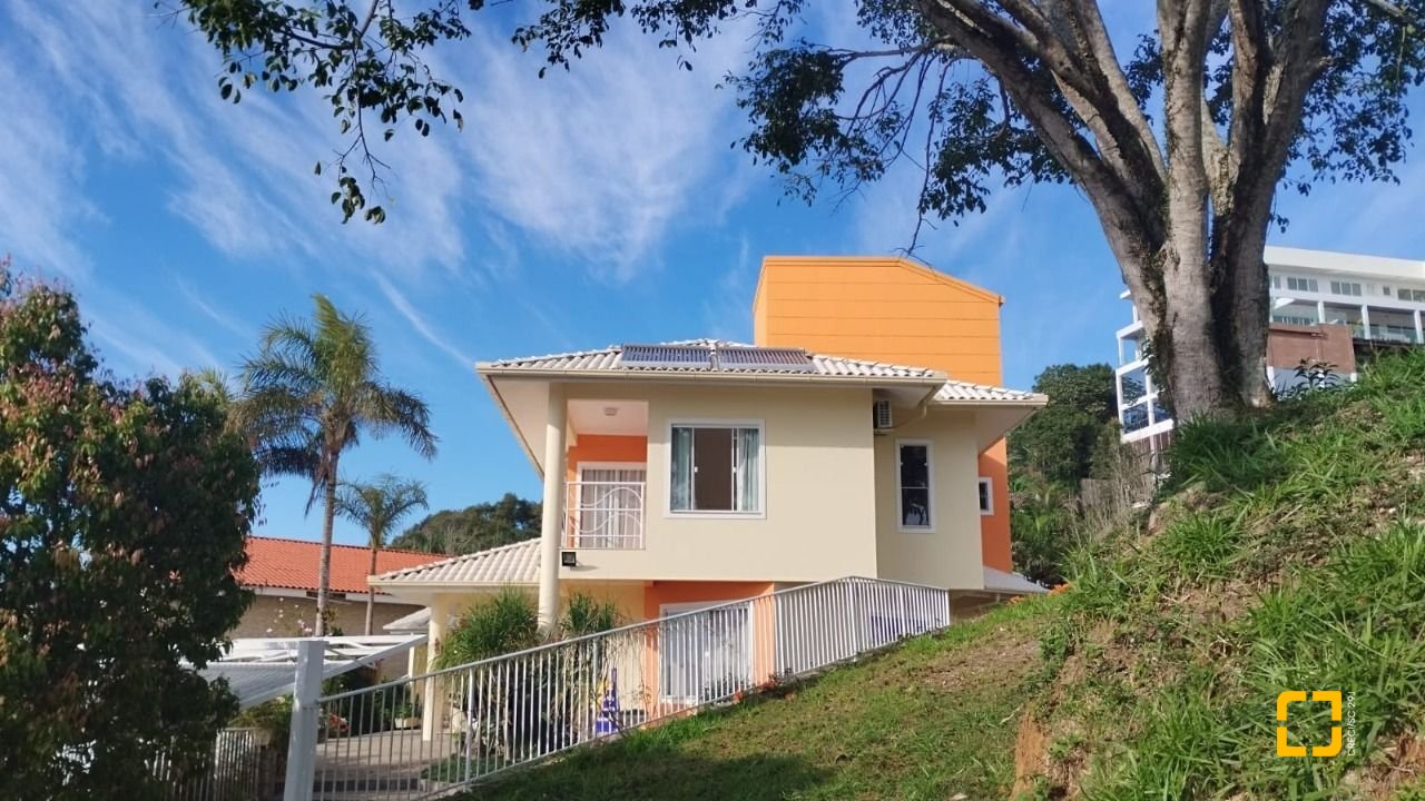 Casa de Condomínio com 301m², 4 quartos (sendo 2 suítes), 2 garagens, no bairro Bosque das Mansões em São José
