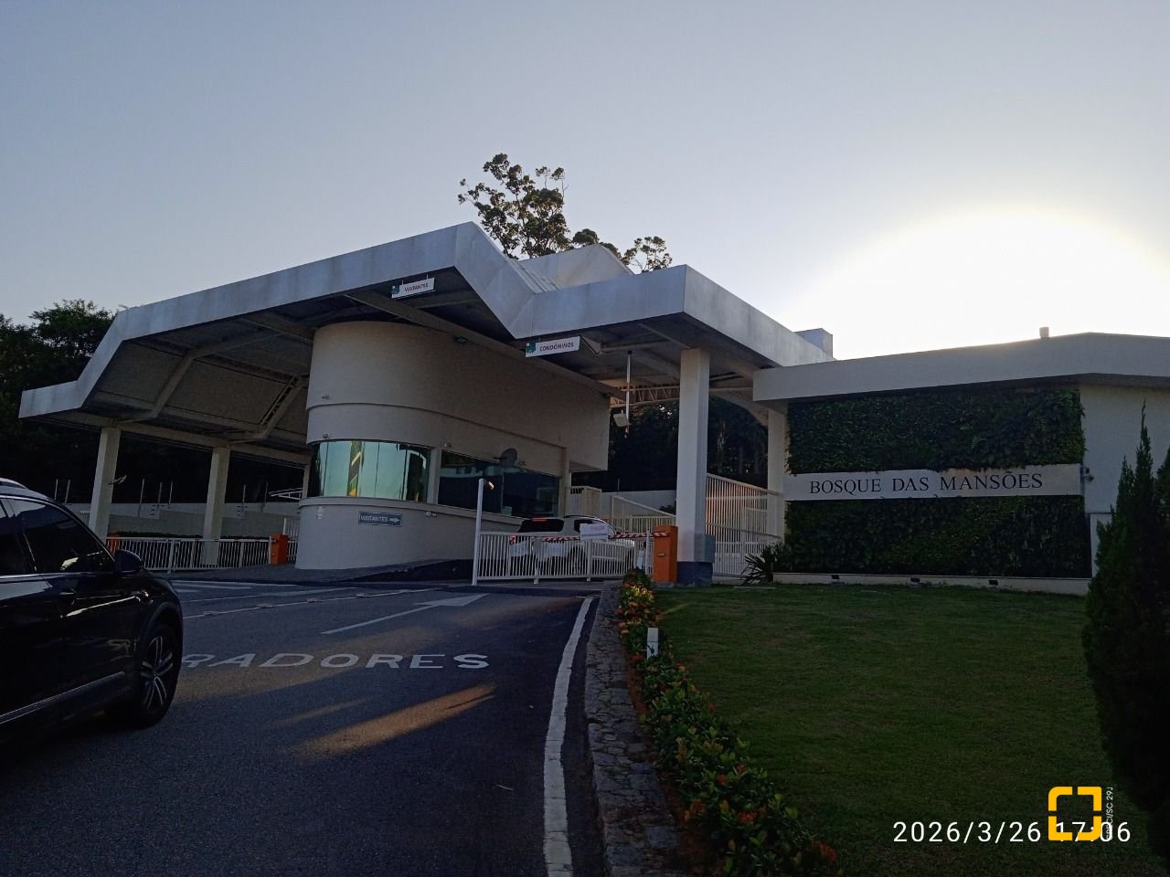 Casa de Condomínio com 301m², 4 quartos (sendo 2 suítes), 2 garagens, no bairro Bosque das Mansões em São José