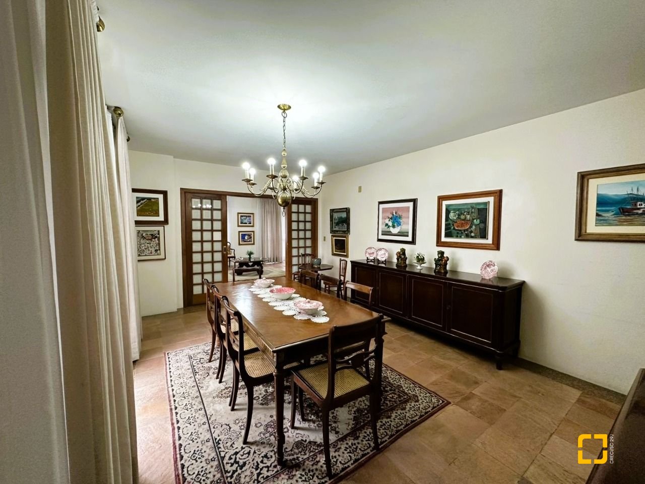 Apartamento com 231m², 6 quartos (sendo 2 suítes), 2 garagens, no bairro Centro em Florianópolis