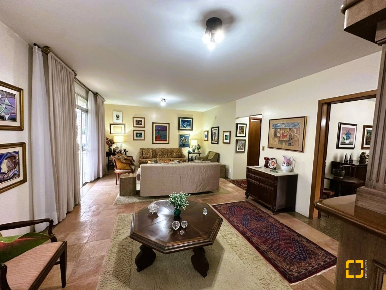Apartamento com 231m², 6 quartos (sendo 2 suítes), 2 garagens, no bairro Centro em Florianópolis